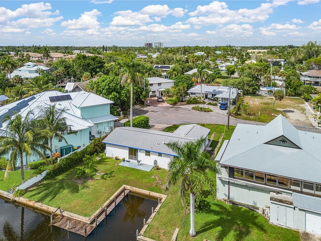 2700 Shoreview Dr in Naples, FL - Building Photo - Building Photo