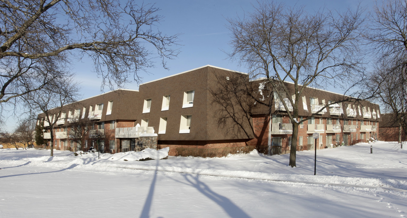 Villa Verde Condo Association in Buffalo Grove, IL - Building Photo