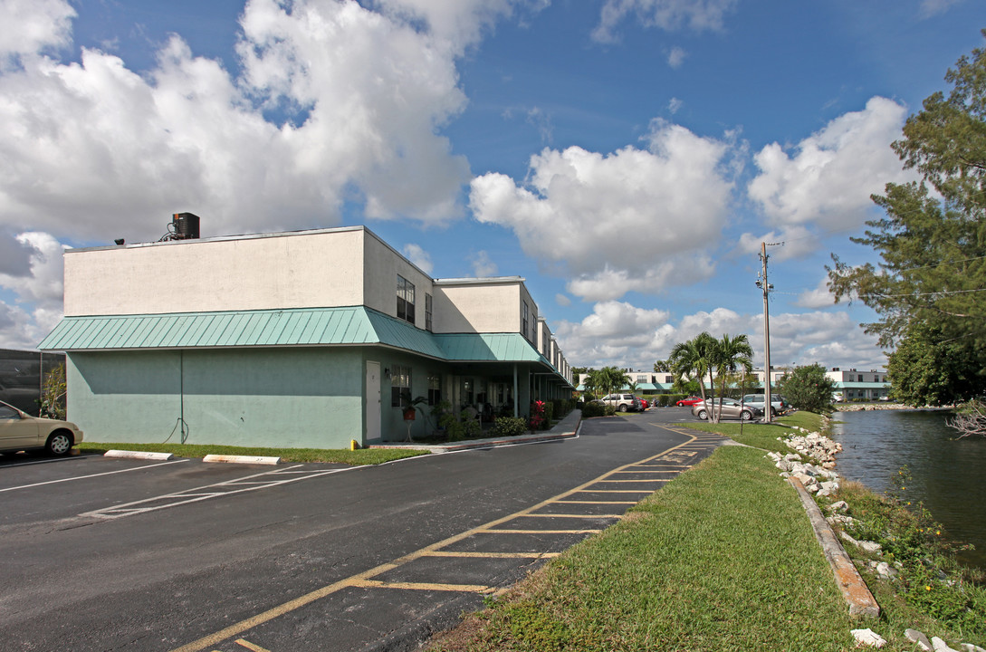 4100 NW 16th Ave in Fort Lauderdale, FL - Foto de edificio