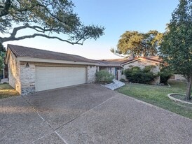 208 Crescent Bluff in Lakeway, TX - Building Photo