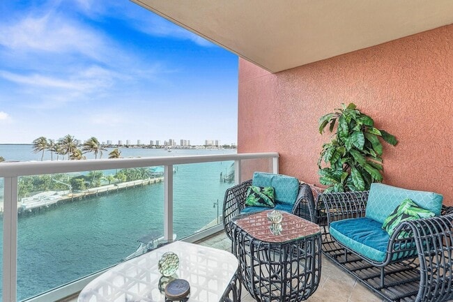 2650 Lake Shore Dr, Unit 401 in Riviera Beach, FL - Building Photo - Building Photo