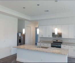 579 SW Paar Dr in Port St. Lucie, FL - Foto de edificio - Building Photo