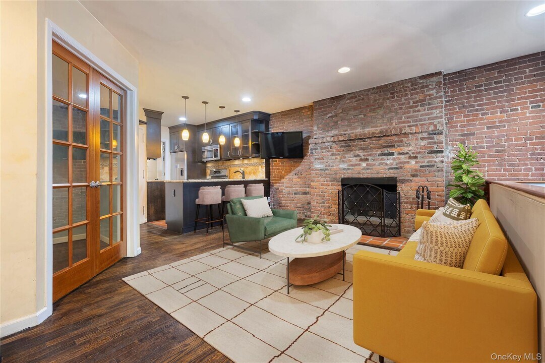117 W 82 St in New York, NY - Building Photo
