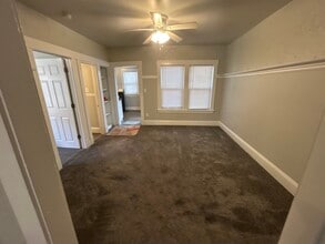 647 Eddy Rd, Unit 3 in Cleveland, OH - Foto de edificio - Building Photo