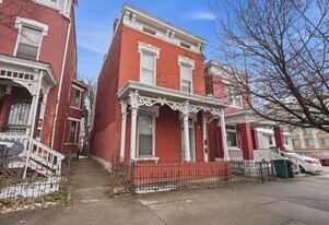 122 E University Ave in Cincinnati, OH - Building Photo