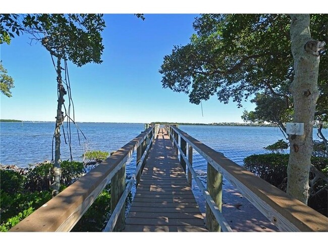 805 Bayport Way in Longboat Key, FL - Foto de edificio - Building Photo