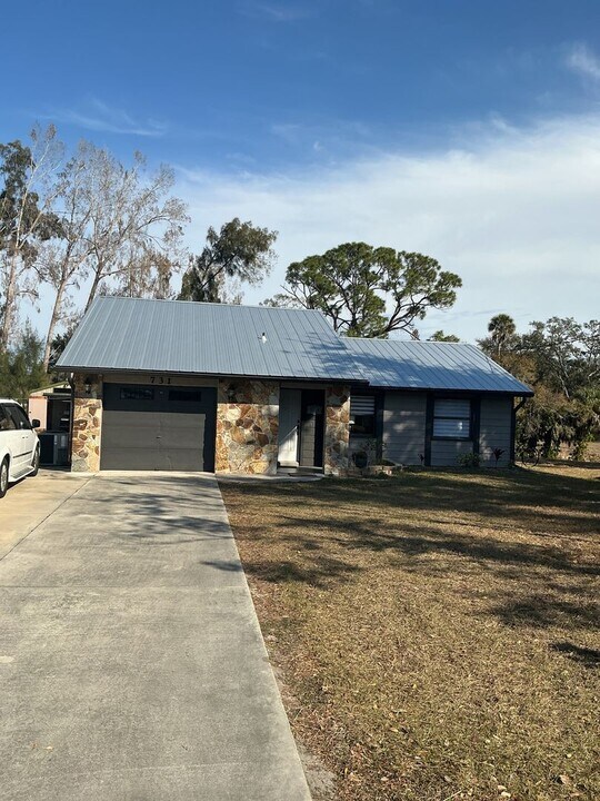 731 Locklear Ave in Sarasota, FL - Foto de edificio