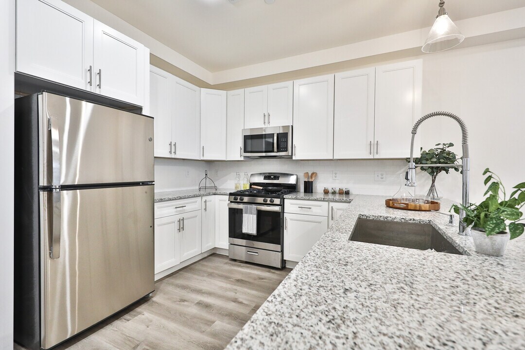 978 N 8th St in Philadelphia, PA - Building Photo