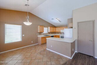 15230 W Crocus Dr in Surprise, AZ - Foto de edificio - Building Photo