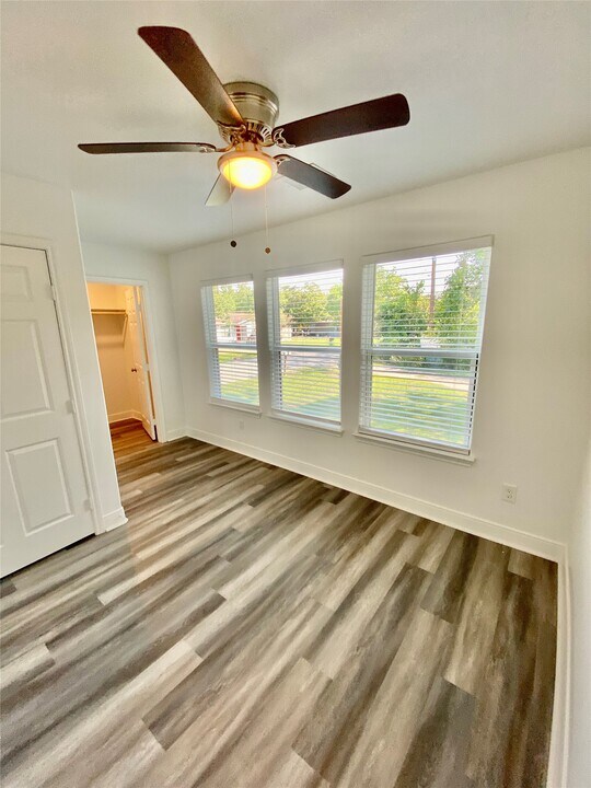 4301 14th St in Bacliff, TX - Building Photo