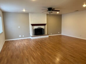 705 W Graaf Ave in Ridgecrest, CA - Foto de edificio - Building Photo