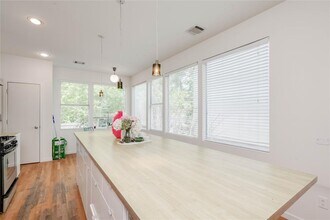 708 E 45th St in Austin, TX - Foto de edificio - Building Photo