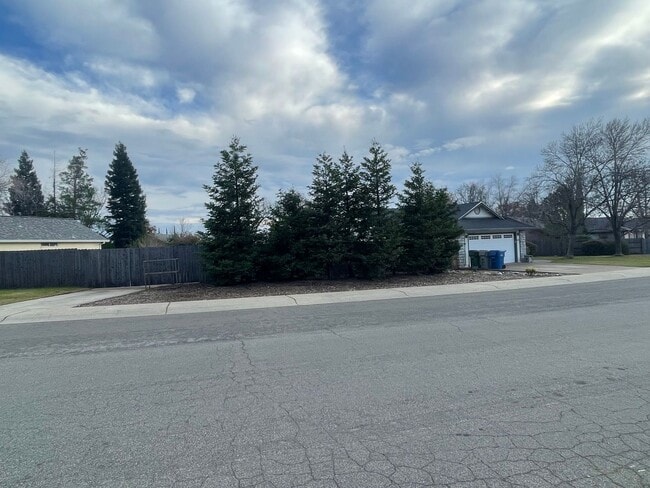 3505 Sunglow Dr in Redding, CA - Building Photo - Building Photo