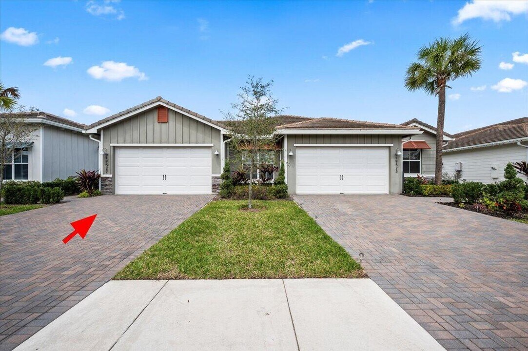 19527 Weathervane Way in Westlake, FL - Building Photo