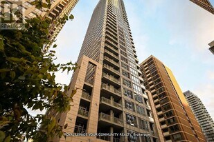 21 Balmuto St in Toronto, ON - Building Photo