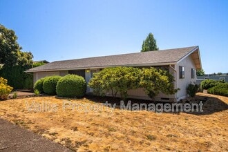 191 NE Fern Ct in Dallas, OR - Building Photo - Building Photo