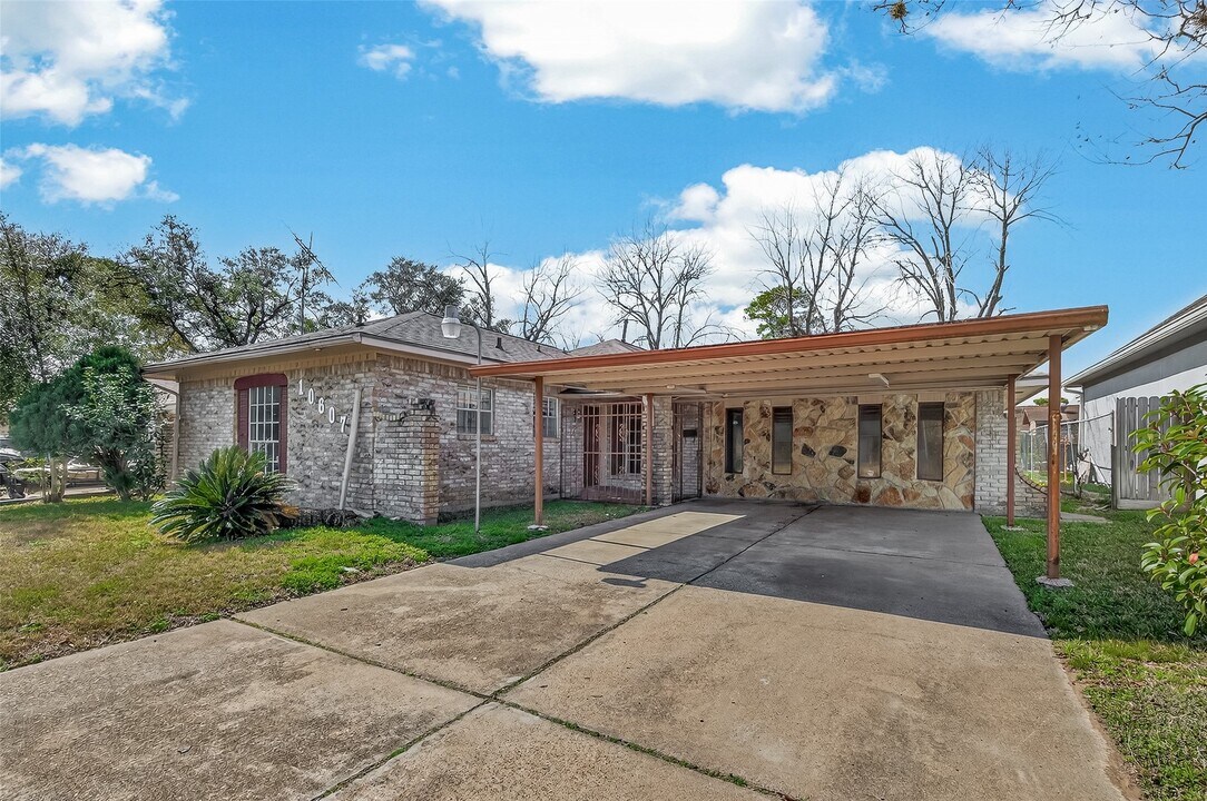 10607 Bainbridge St in Houston, TX - Building Photo
