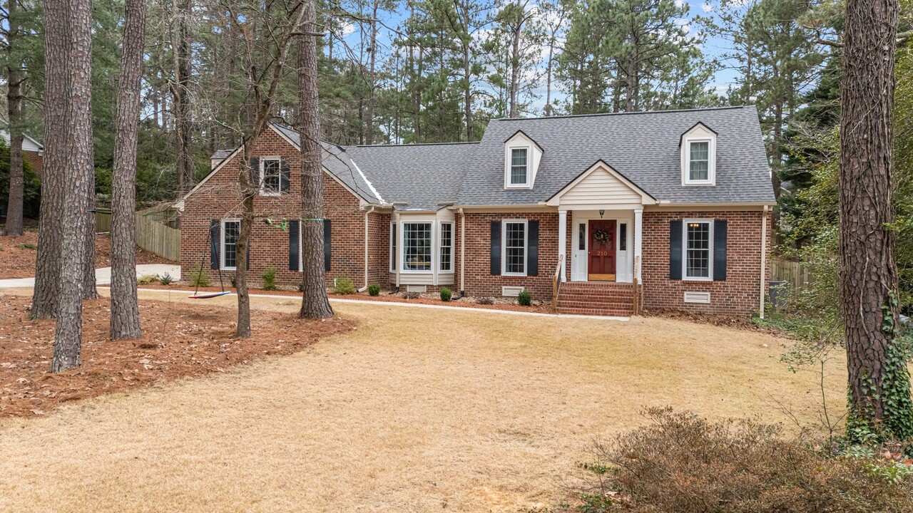 210 W Hedgelawn Way in Southern Pines, NC - Building Photo