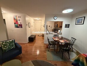 803 Centre St, Unit T in Boston, MA - Building Photo - Building Photo