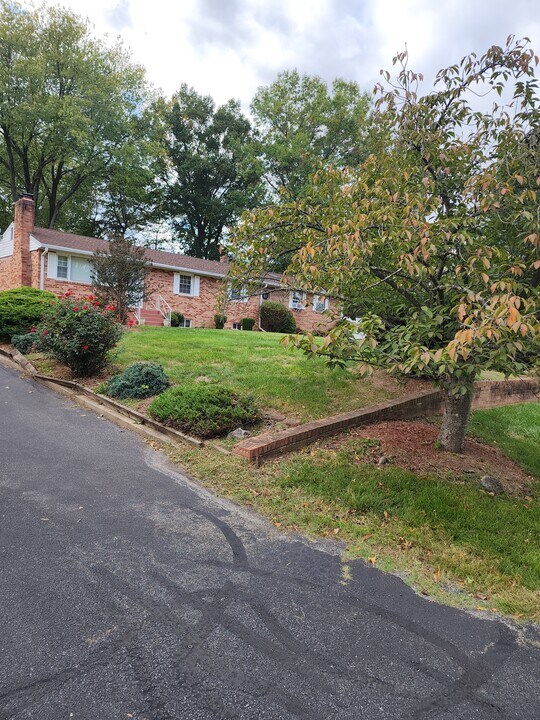 12809 E Shelby Ln, Unit Studio Basement Unit- in Brandywine, MD - Foto de edificio
