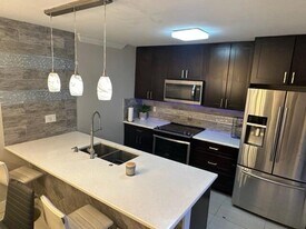 5584 NW 59th Pl in Tamarac, FL - Building Photo