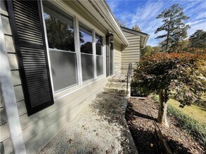 1965 Kenwood Pl SE in Smyrna, GA - Foto de edificio - Building Photo