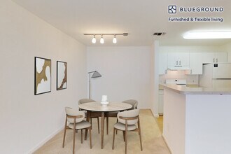 313 Avalon Cir in Smithtown, NY - Foto de edificio - Building Photo