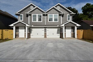 208 5th St in Nederland, TX - Building Photo