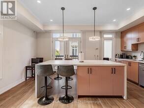 60 Carr St in Toronto, ON - Building Photo - Building Photo