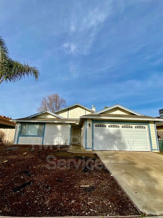 8723 Rooster Way in Sacramento, CA - Building Photo