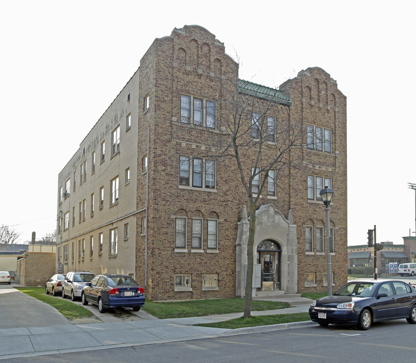 4000 N Morris Blvd in Milwaukee, WI - Foto de edificio