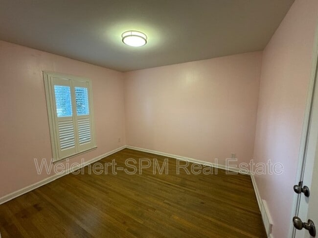 1592 W Crestwood Dr in Memphis, TN - Foto de edificio - Building Photo