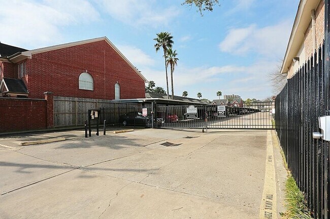 2250 Bering Dr, Unit 98 in Houston, TX - Building Photo - Building Photo