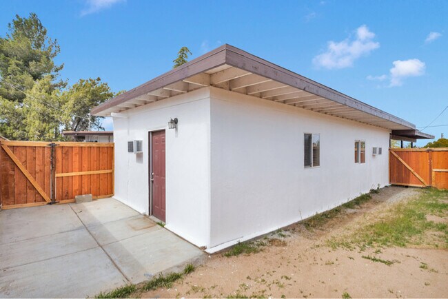 17637 Sultana St in Hesperia, CA - Building Photo - Building Photo