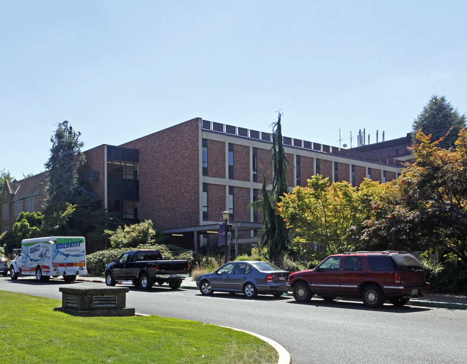 Haggerty & Tyson Halls in Portland, OR - Foto de edificio