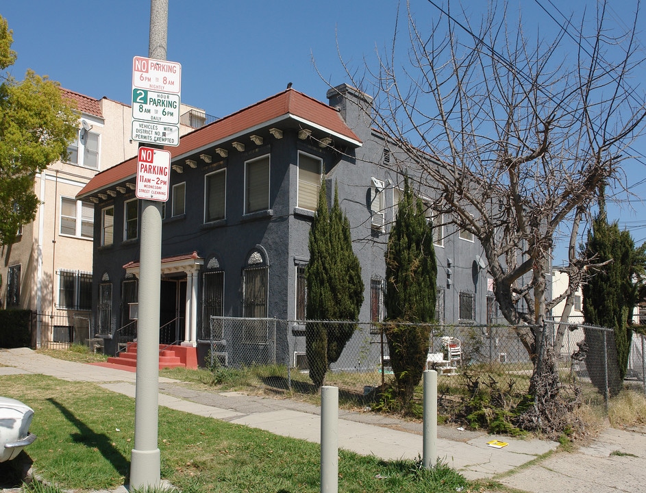 664 N Kenmore Ave in Los Angeles, CA - Building Photo