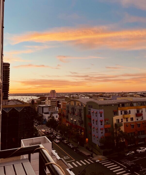 425 W Beech St, Unit 956 in San Diego, CA - Building Photo