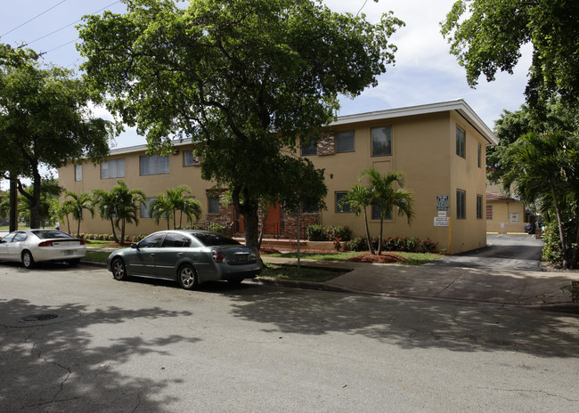 2 Phoenetia Ave in Coral Gables, FL - Foto de edificio - Building Photo