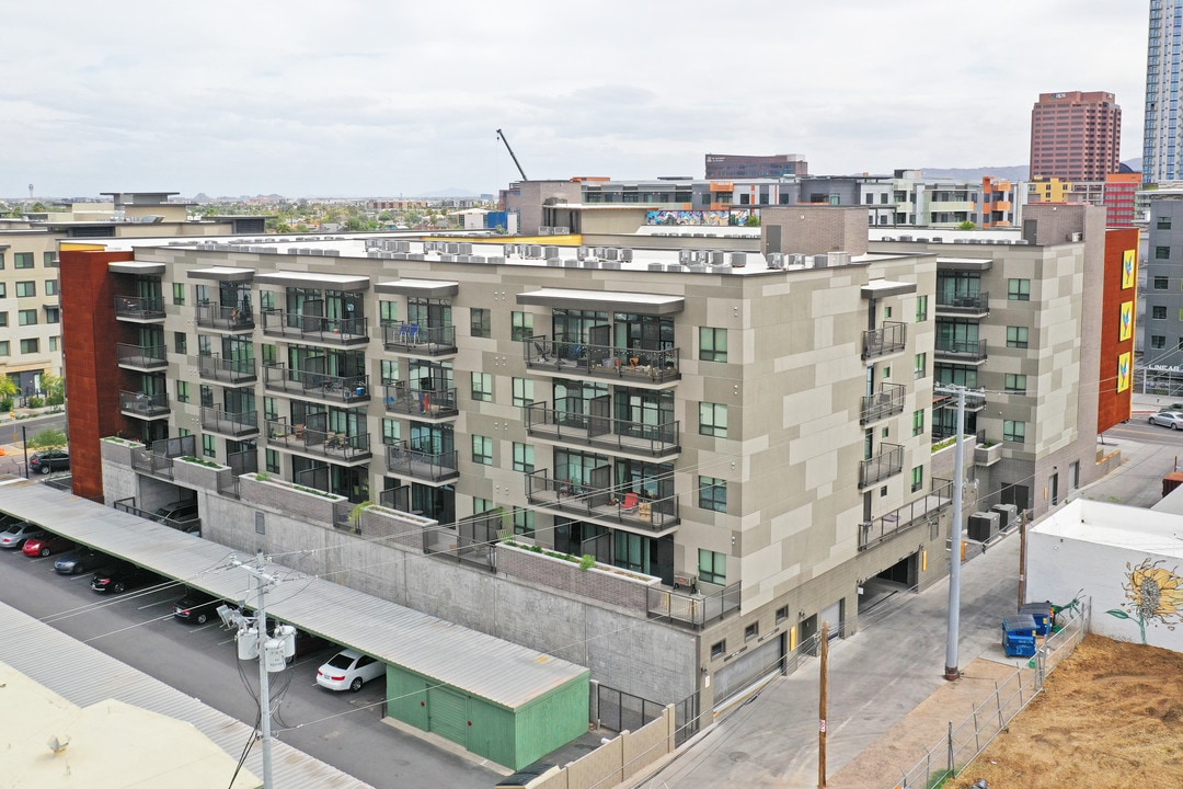 iLuminate in Phoenix, AZ - Building Photo