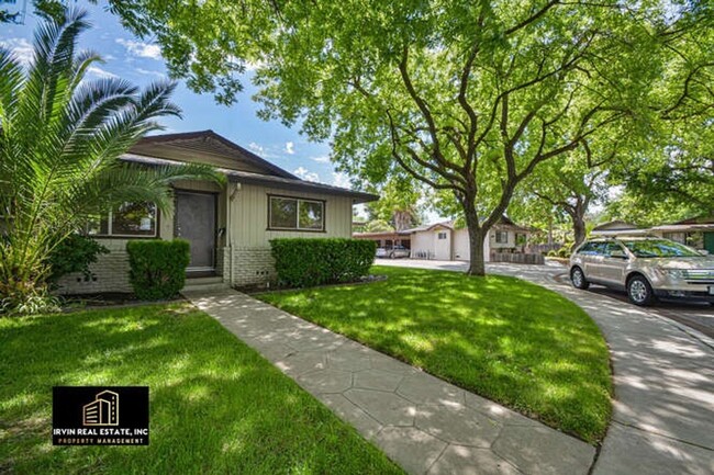 1700 Carver Ct in Modesto, CA - Foto de edificio - Building Photo