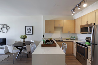 Aero Apartments in Everett, WA - Foto de edificio - Building Photo