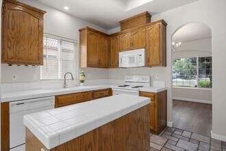 9814 Autumn Serenade Ct in Bakersfield, CA - Building Photo - Building Photo