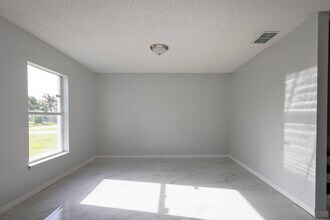 1401 SW Heather St in Port St. Lucie, FL - Building Photo - Building Photo