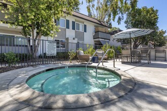 Sage Creek Apartment Homes in Simi Valley, CA - Foto de edificio - Building Photo