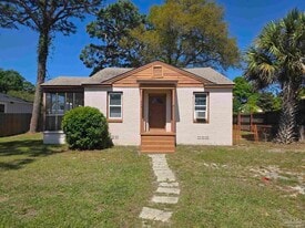 203 SE Syrcle Dr in Pensacola, FL - Building Photo