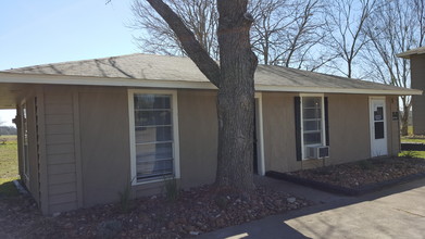 Lancaster Living Apartments in Moulton, TX - Foto de edificio - Building Photo