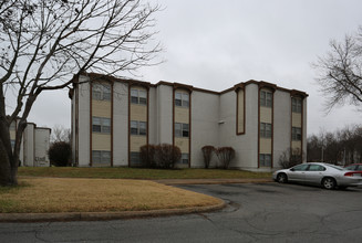 Cloverleaf Apartments in Kansas City, MO - Building Photo - Building Photo