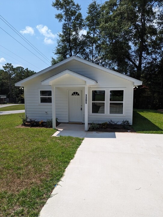 1305 E 1st Ave in Crestview, FL - Foto de edificio