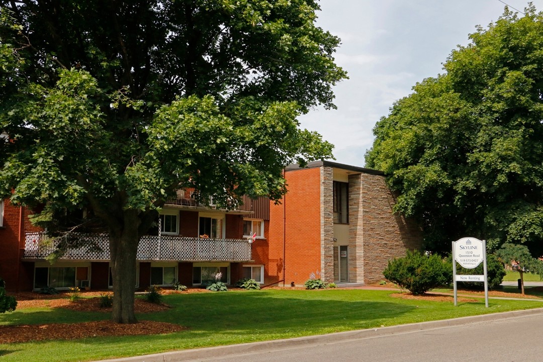 Queenston Apartments in Cambridge, ON - Building Photo