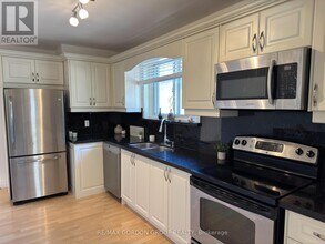 111 Bayview Pkwy in Newmarket, ON - Building Photo - Building Photo